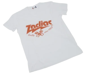 Camiseta negra con logotipo gráfico de Zodiac Custom Products en el pecho