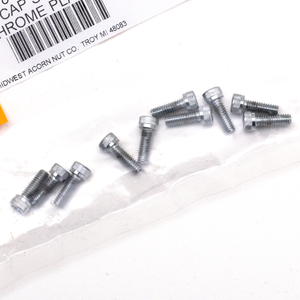Vista cenital de un surtido de tornillos pequeños con cabeza hexagonal Torx y superficie metálica brillante cromada