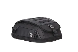Bolsa trasera negra Legend Gear LR3 montada en motocicleta