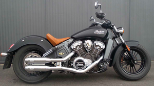 Par de silenciosos variables MCJ instalados en una motocicleta Indian Scout