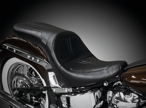 Asiento Maverick de cuero negro Le Pera instalado en una motocicleta Harley-Davidson Softail