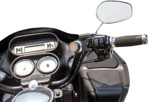 Soporte de dispositivo iOmounts instalado en manillar de motocicleta