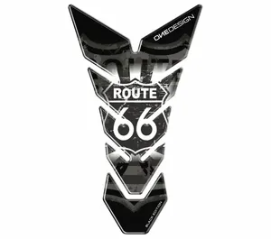 Calcomanías decorativas aplicadas sobre protector de depósito de motocicleta