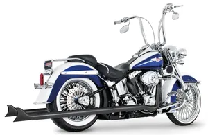 Sistema de escapes Sharktail True Duals montado en motocicleta