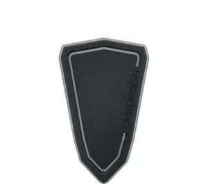 Calcomanías decorativas aplicadas sobre protector de depósito de motocicleta