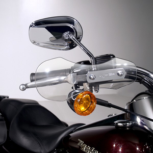 Deflectores de mano National Cycle instalados en el manillar de una motocicleta