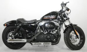 Par de silenciadores V-Performance instalados en motocicleta Harley-Davidson Sportster