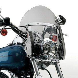 Parabrisas National Cycle Switchblade corto desmontable instalado en motocicleta