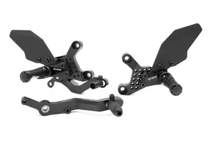 Rearsets ajustables AS31GT3 color negro instalados en Yamaha YZF-R9 2025
