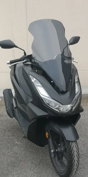 Parabrisas transparente para motocicleta visto desde el frente