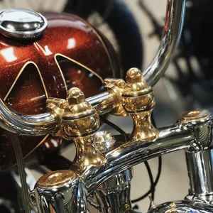 Indian Larry, elevadores Throwback. Elevación de 2". Latón pulido
