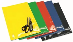 Conjunto de láminas de cristal transparentes en diferentes tonos de color