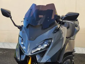 Parabrisas transparente montado en la parte delantera de un scooter