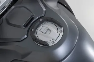 Anillo de depósito PRO metálico instalado en el tanque de gasolina de una motocicleta