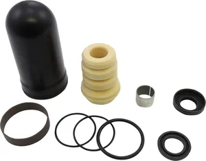 Kit de servicio de amortiguador trasero con retenes y juntas sobre fondo blanco