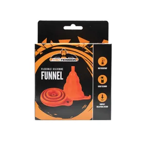 Embudo de silicona transparente flexible y plegable sobre fondo blanco