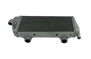 Radiador de motor de aluminio con aletas de refrigeración y conexiones de manguito