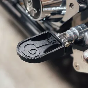 Indian Larry, estriberas Question Mark. Anodizado negro