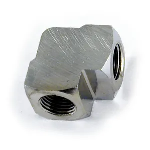 Racor para medidor de aceite 90° 1/8 NPT a 1/8" NPT. Cromado