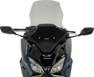 Parabrisas transparente montado en el manillar de un scooter