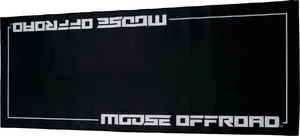 Alfombrilla de paddock negra para moto en suelo de taller