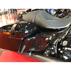 Cult-Werk cubiertas laterales 'Custom'. Negro brillante