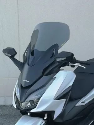 Parabrisas transparente para motocicleta visto desde el frente