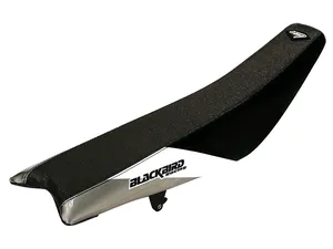 Funda de asiento Pyramid negra ajustada sobre el asiento de una motocicleta