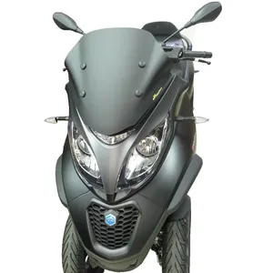 Parabrisas transparente montado en el manillar de una motocicleta