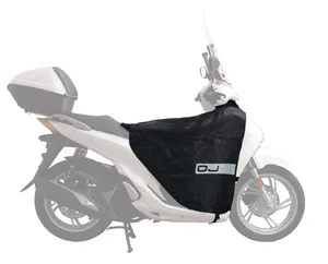 Cubrepiernas de motocicleta instalado en el manillar
