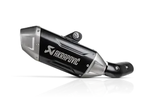 Silenciador Slip-On Line Street con acabado negro mate instalado en motocicleta