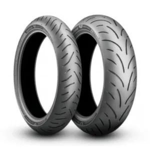 Neumático Bridgestone T33 150/70 ZR17 visto de perfil sobre fondo blanco