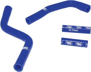 Kit de mangueras de radiador para motocicleta sobre fondo blanco