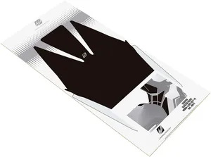 Protectores antirrayaduras instalados en el lateral de un scooter