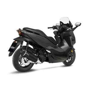 Escape completo Nero instalado en motocicleta Harley-Davidson