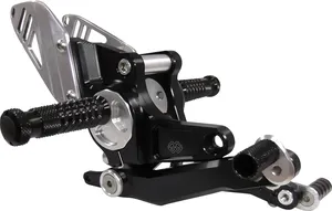 Sistema de reposapiés para motocicleta con soportes y tornillos de montaje