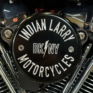 Tapa del filtro de aire Indian Larry, BK/NY. Negro brillante