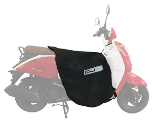 Cubrepiernas metálico instalado en el manillar de una motocicleta custom