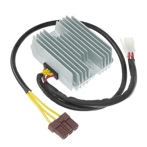 Regulador de tensión metálico rectangular con conectores eléctricos