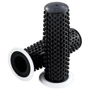 K-Tech, empuñaduras de goma Kustom. Negras con pestaña blanca