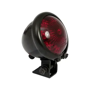 Luz trasera LED estilo Bates. Negro. Lente roja