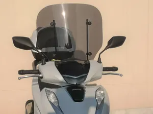 Parabrisas transparente para motocicleta visto desde el frente
