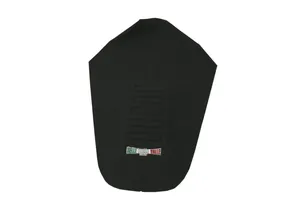 Funda de asiento Wave negra instalada en una motocicleta Harley-Davidson