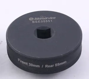 Vaso de impacto metálico para tuerca de rueda de motocicleta sobre fondo blanco