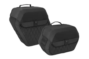 Sistema de bolsas laterales Legend Gear LH1/LH2 montado en motocicleta
