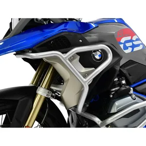 Protector de carena Zieger plateado instalado en el carenado de una motocicleta