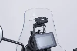 Soporte GPS montado en el manillar de una motocicleta
